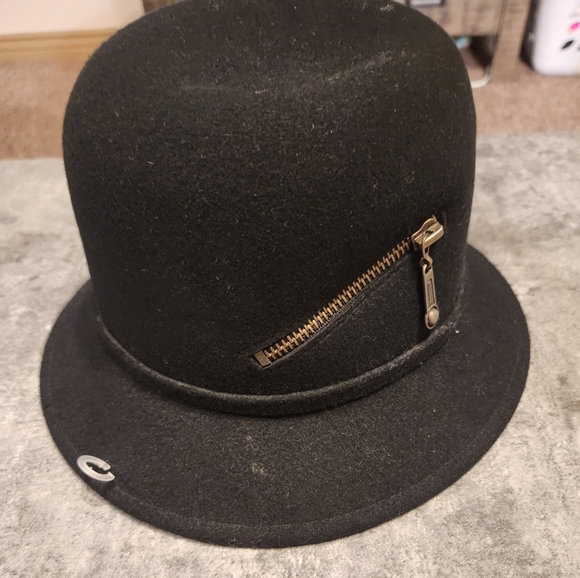 Magid-Cloche Black Wool Zipper Hat NWT